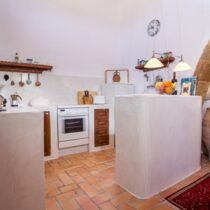 Küchenbereich mit Groß-Amphore